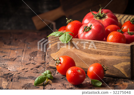 fresh tomatoes in a wooden crate 32275048