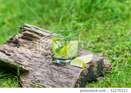 Glass of water with mint and lime 32276151