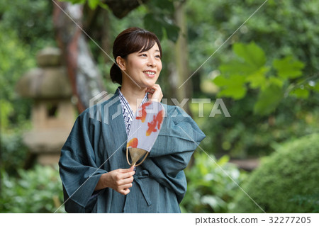 浴衣溫泉旅行庭院中間女性形象 32277205