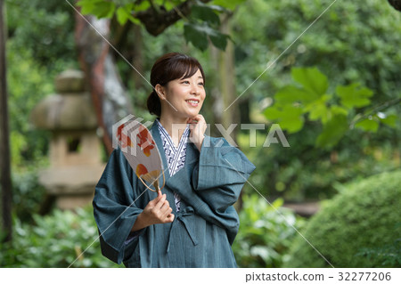浴衣溫泉旅行庭院中間女性形象 32277206