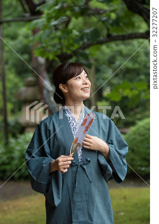 浴衣溫泉旅行庭院中間女性形象 32277207