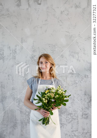 Photo of florist with bouquet Photo of florist with bouquet 32277321