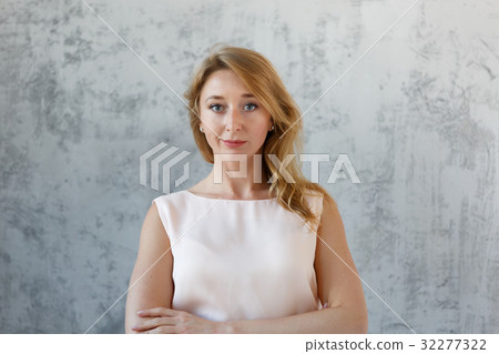 Long -haired beautiful girl in dress 32277322