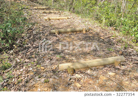 在山道路的木台階 在山道路的木台階 32277354
