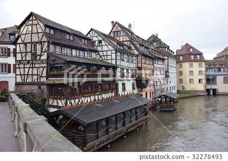 Petit France 32278493