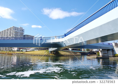 橫亙間川上的小鳴川三葉草橋（東京都江東區） 32278563