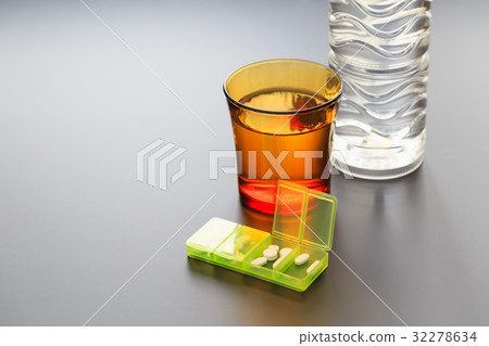 Medical image pill case medication management prevention of accidental drinking 32278634