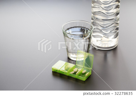 Medical image pill case medication management prevention of accidental drinking 32278635