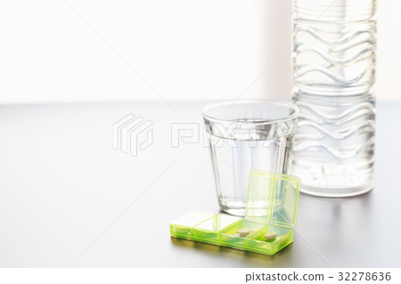 Medical image pill case medication management prevention of accidental drinking 32278636