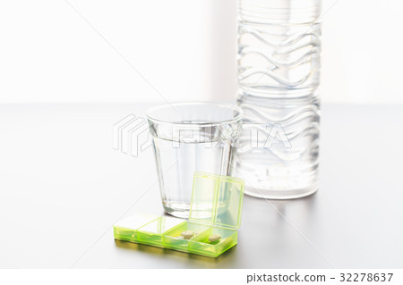 Medical image pill case medication management prevention of accidental drinking 32278637