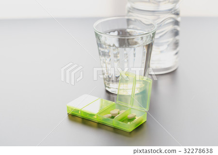 Medical image pill case medication management prevention of accidental drinking 32278638