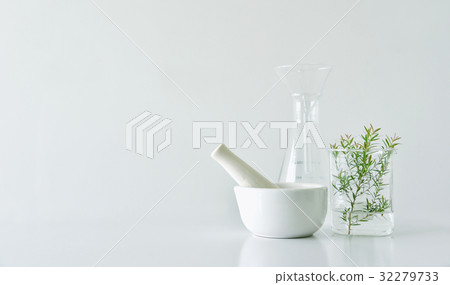 Natural organic botany and scientific glassware. 32279733