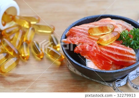 fish oil capsules with fresh 32279913