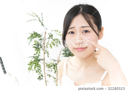 Women who care about rough skin 32280323