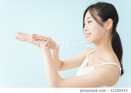 應用奶油的一名年輕日本婦女 32280435