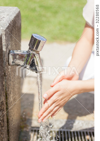 Tap water rinse 32280568