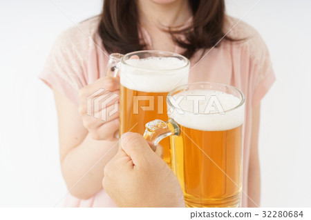 Young woman drinking beer 32280684