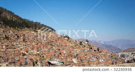 Cityscape of La Paz from El Alto, Bolivia 32280936