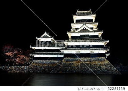 松本城(城堡)城堡塔中市夜景照亮(長野縣松本市丸之內) 松本城(城堡)城堡塔中市夜景照亮(長野縣松本市丸之內) 32281139