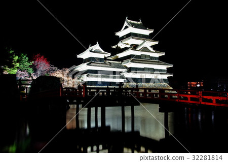 松本城(城堡)城堡塔橋橋夜景照亮(長野縣松本市丸之內) 松本城(城堡)城堡塔橋橋夜景照亮(長野縣松本市丸之內) 32281814