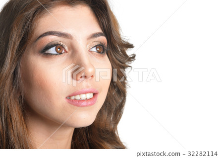 Portrait of beautiful young woman 32282114