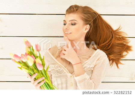Beautiful young woman with tulips 32282152