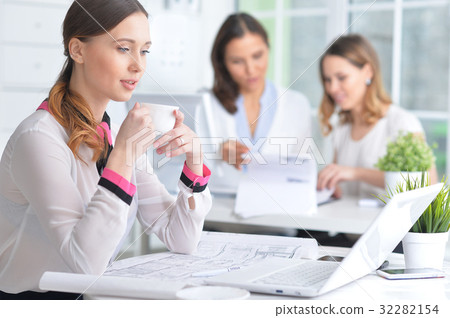 Portrait of a pleasant business woman  32282154