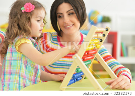 young mother playing with little daughter 32282173