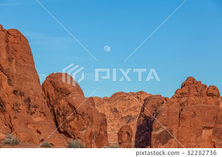 Valley of Fire Moonrise Valley of Fire Moonrise 32282736