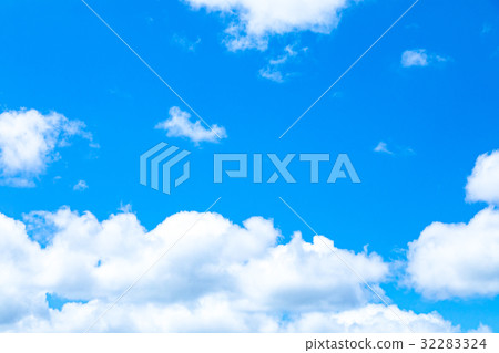 仲夏天空梅花期間晴朗的雲彩複製空間寬複製空間通用天空 仲夏天空梅花期間晴朗的雲彩複製空間寬複製空間通用天空 32283324