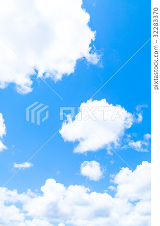 仲夏天空梅花期間晴朗的雲彩複製空間寬複製空間通用天空 仲夏天空梅花期間晴朗的雲彩複製空間寬複製空間通用天空 32283370