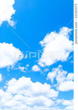 仲夏天空梅花期間晴朗的雲彩複製空間寬複製空間通用天空 仲夏天空梅花期間晴朗的雲彩複製空間寬複製空間通用天空 32283373