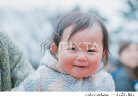 younger, 1 year old, person 32283622