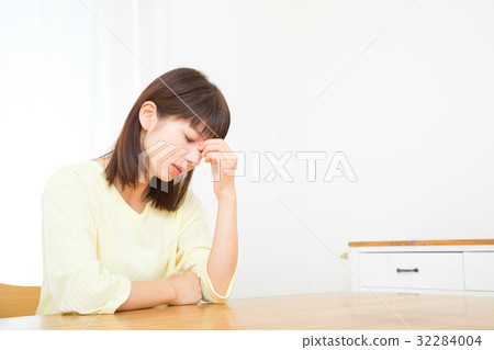 疲倦的眼睛散光眼睛受傷負面形象女性肖像20's 30's 疲倦的眼睛散光眼睛受傷負面形象女性肖像20's 30's 32284004