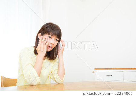 疲倦的眼睛散光眼睛受傷負面形象女性肖像20's 30's 疲倦的眼睛散光眼睛受傷負面形象女性肖像20's 30's 32284005