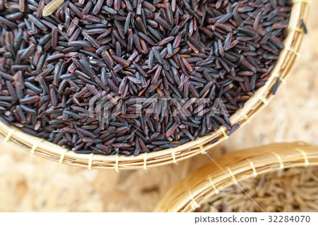 Black rice grains in bamboo basket 32284070