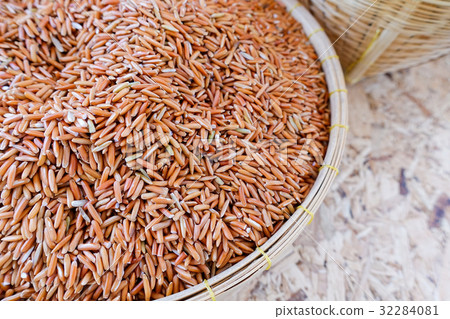Red rice grains in bamboo basket 32284081