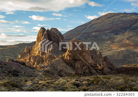 Volcanic rocks, El Teide national reserve Volcanic rocks, El Teide national reserve 32284303