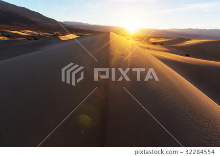 Sand dunes in California 32284554