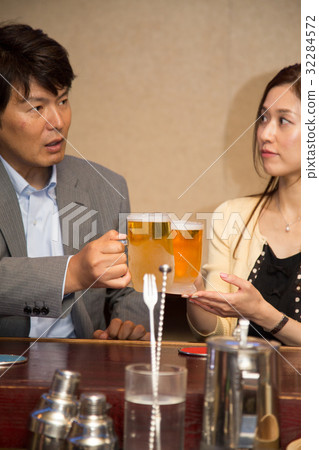 兩個人敬酒 32284572