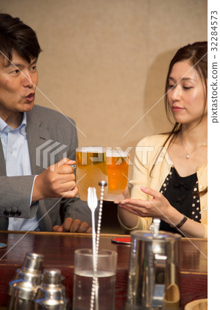 兩個人敬酒 32284573