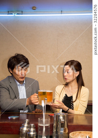 兩個人敬酒 32284576