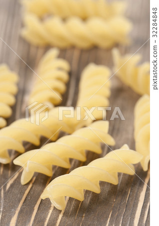 Dry macaroni 32284848