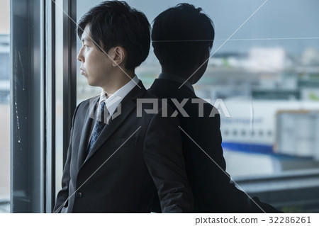 Businessman waiting for flight Businessman waiting for flight 32286261