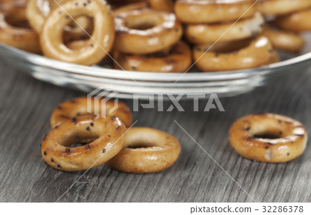 Dried biscuits Dried biscuits 32286378