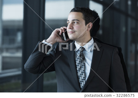 等待飛行的外國商人 32286575