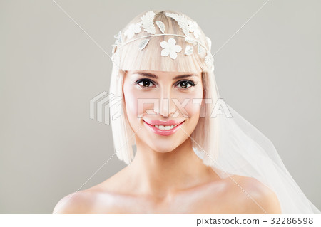 Happy Bride Woman. Beautiful Blonde Fashion Model 32286598