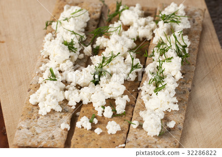Crisp bread with curd 32286822