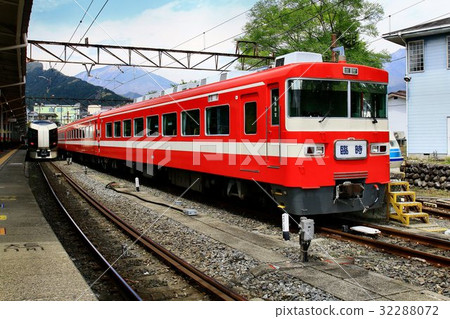 Red train · 1819F 32288072