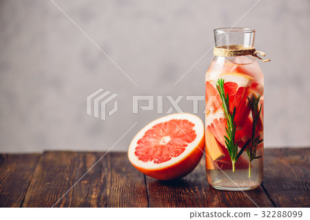 Detox Water with Grapefruit and Rosemary. 32288099